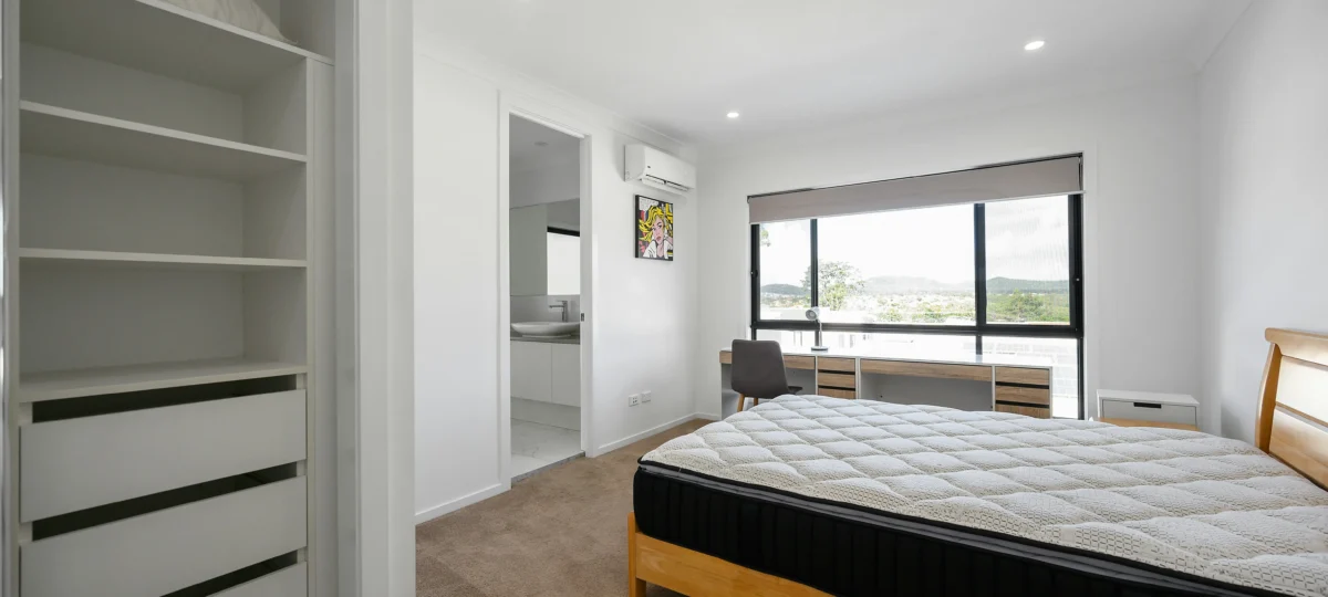 A bedroom with a king size mattress